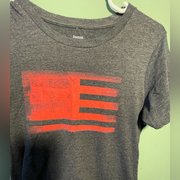 Reebok ladies gray T-shirt featuring red flag, size S - Picture 1 of 6